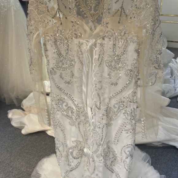 Wedding dress with beading (Amanda Novias) BRAND NEW ! - Picture 4 of 6